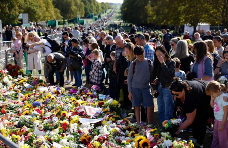 The British people laying down flowers in honor of Queen Elizabeth's passing